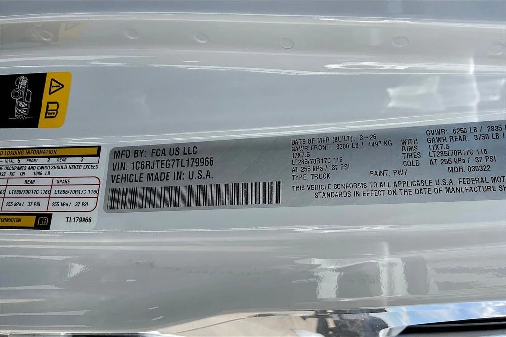 New 2026 Bright White Clear-Coat Exterior Paint Jeep Mojave image 11