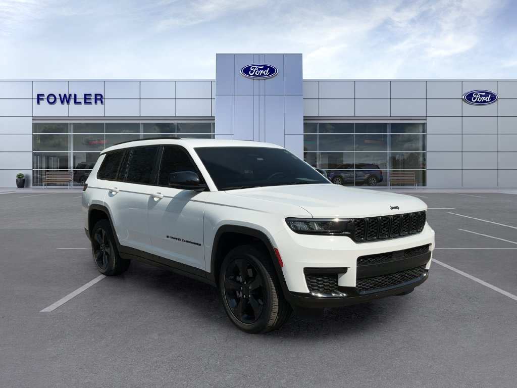 Used 2023 White Jeep Altitude image 6