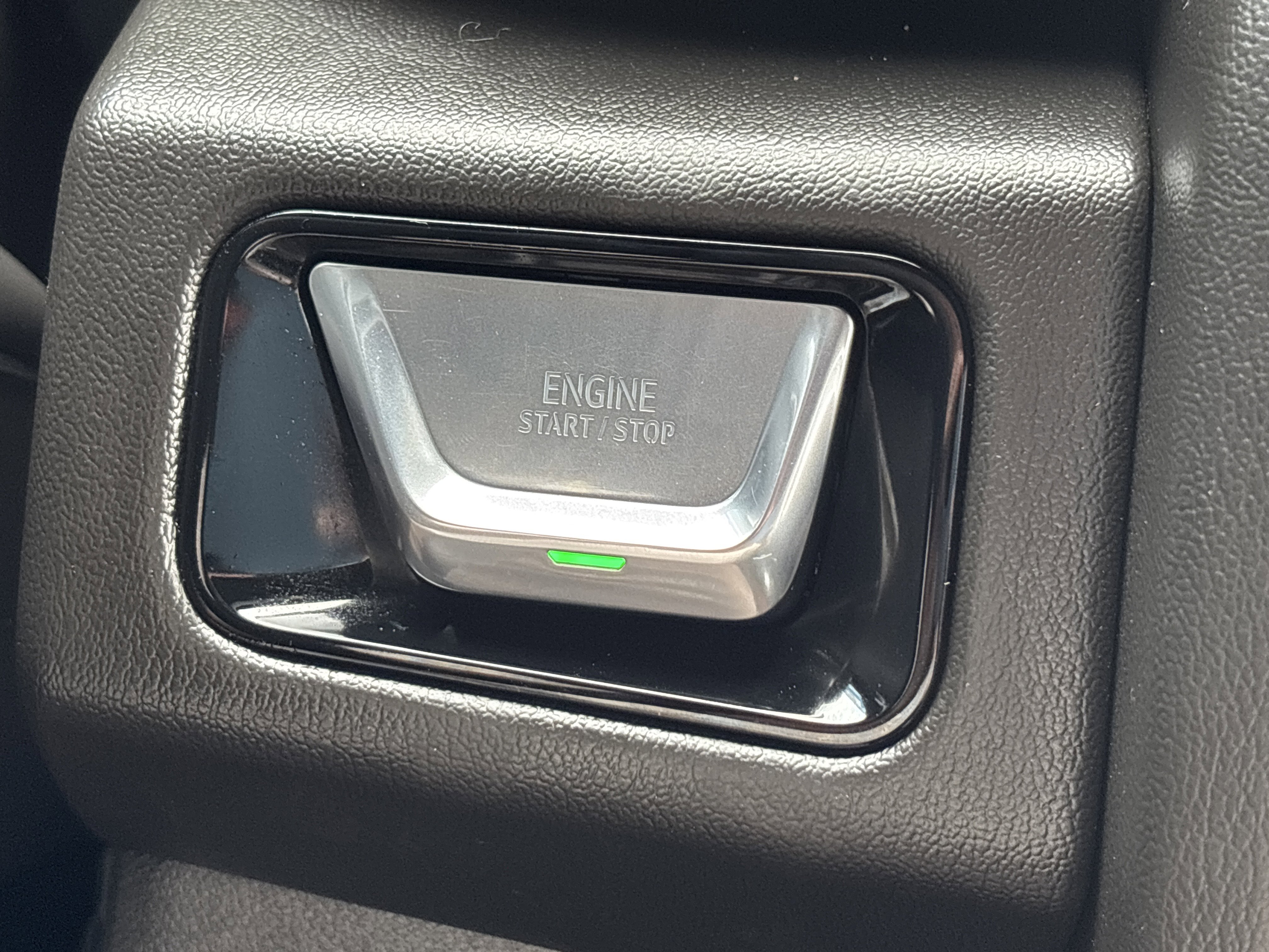 Used 2025 Summit White GMC Denali image 34