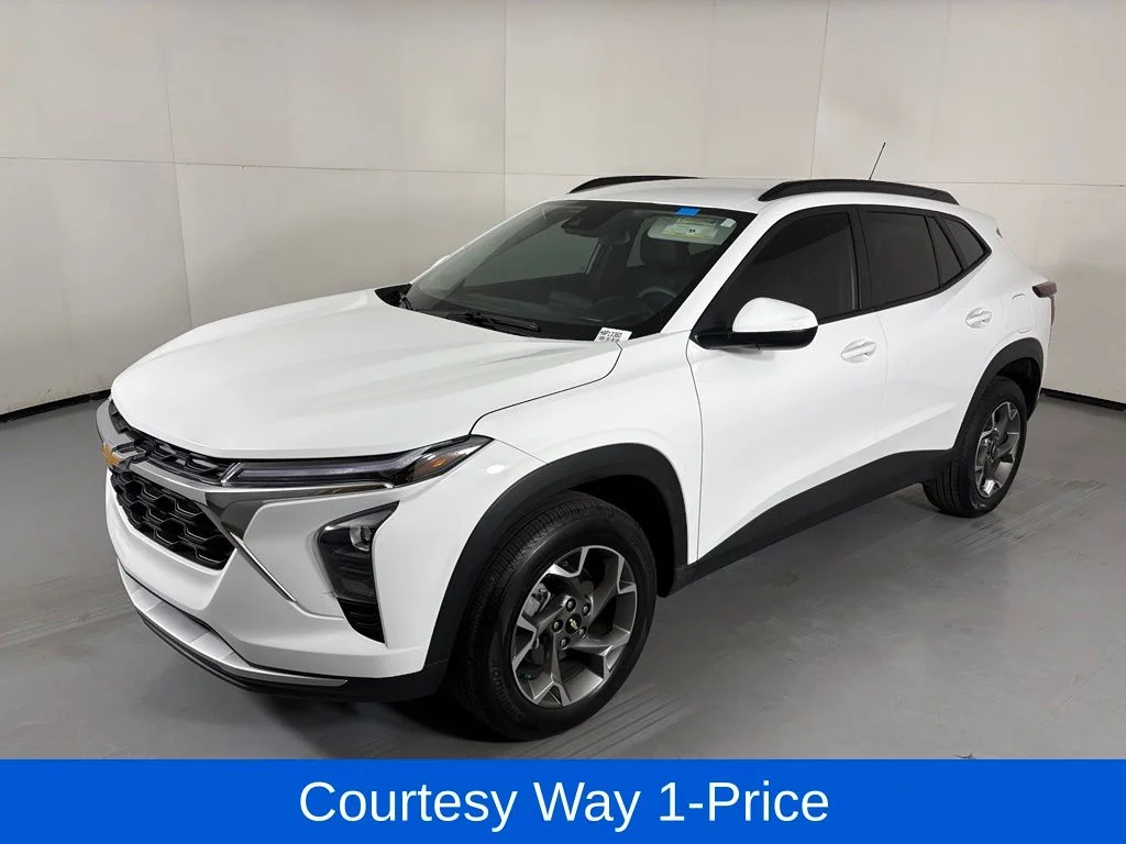 Used 2025 White Chevrolet LT image 5