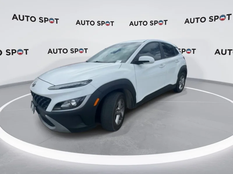 Used 2022 White Hyundai SE image 4