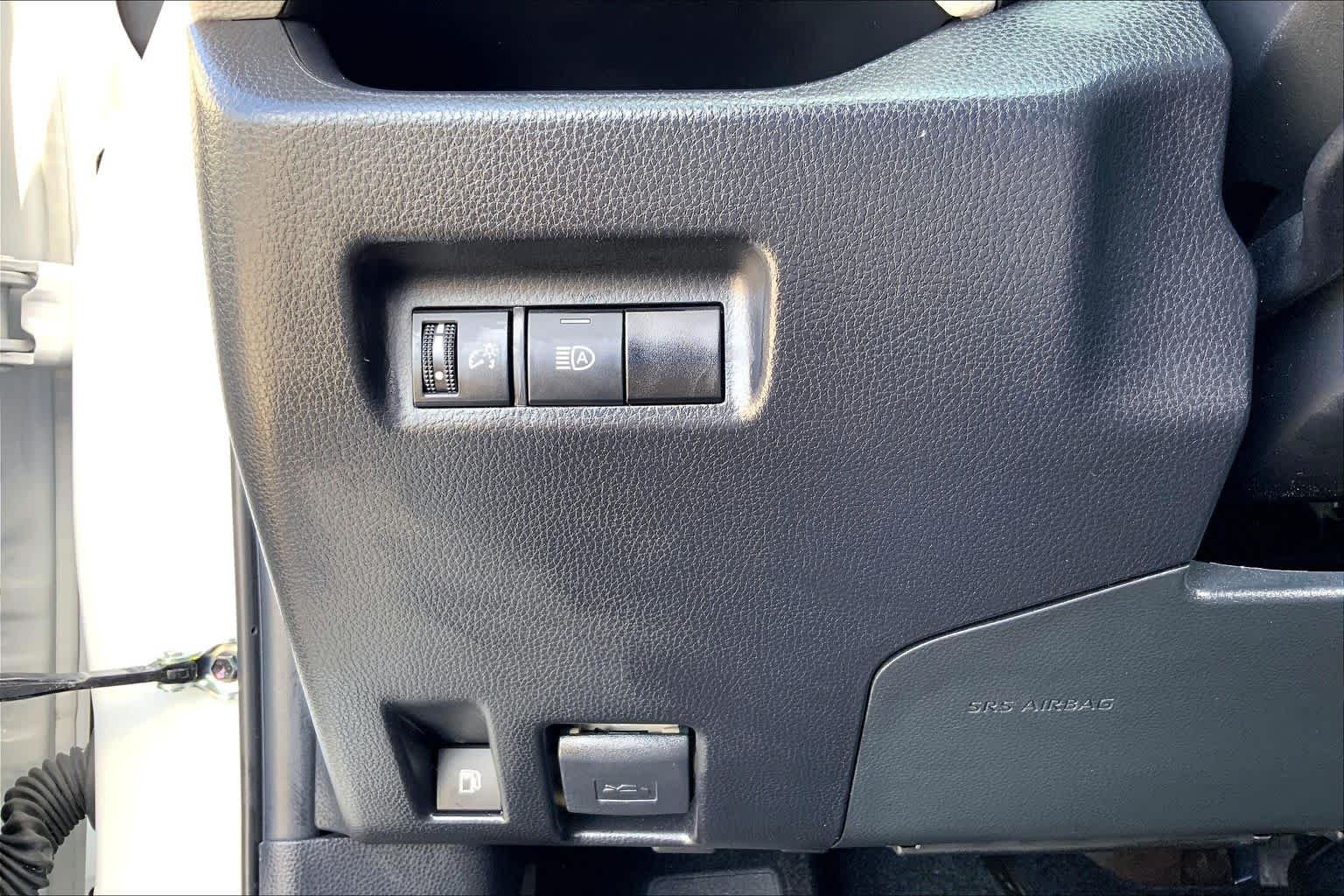 Used 2024 Ice Cap Toyota Hybrid XLE image 33