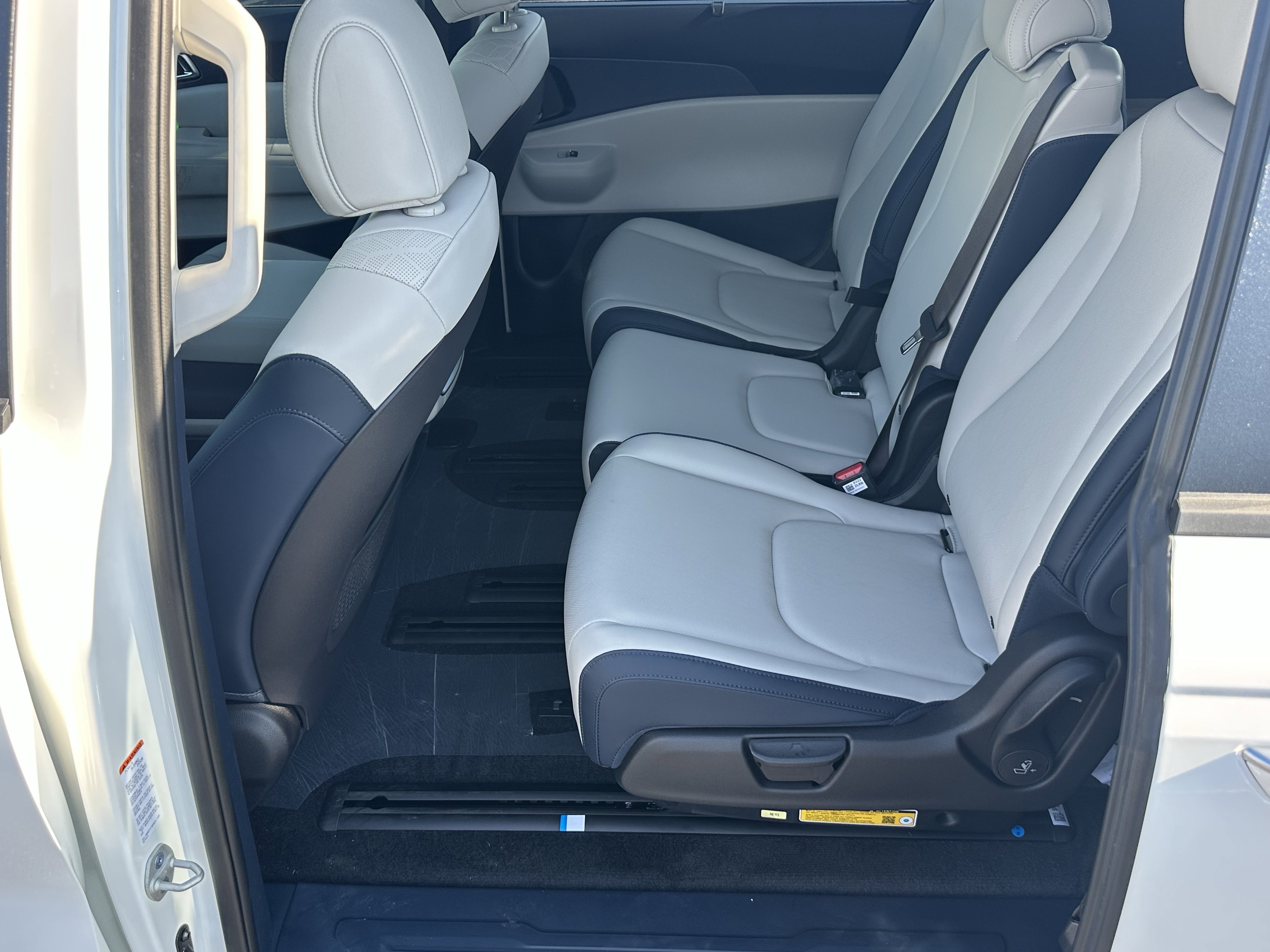 New 2026 Snow White Pearl Kia EX image 21