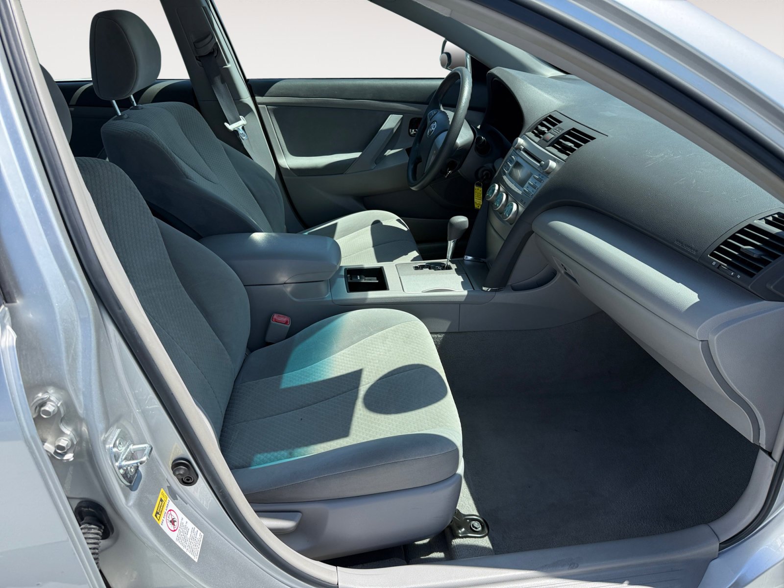 Used 2009 Silver Toyota LE image 19