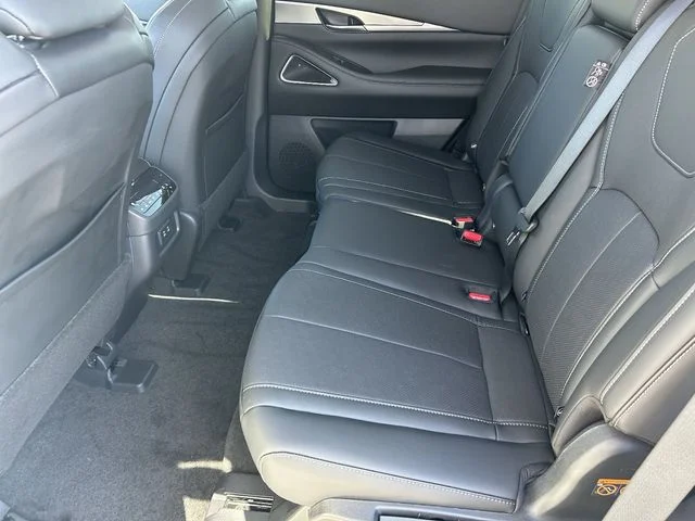 New 2027 RADIANT WHITE INFINITI Luxe FWD image 18