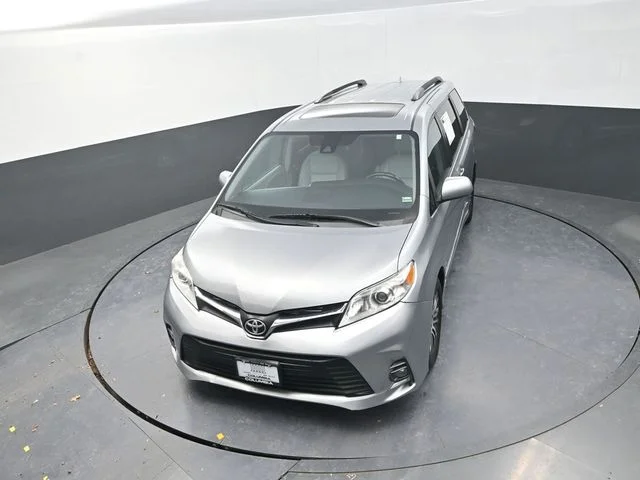 Used 2018 Silver Toyota XLE image 14