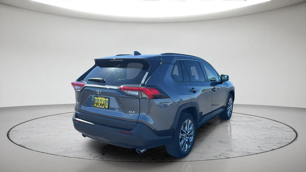 Used 2023  Toyota XLE Premium image 12