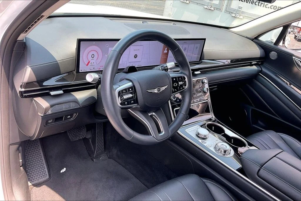 Used 2025 White Genesis 2.5T image 13