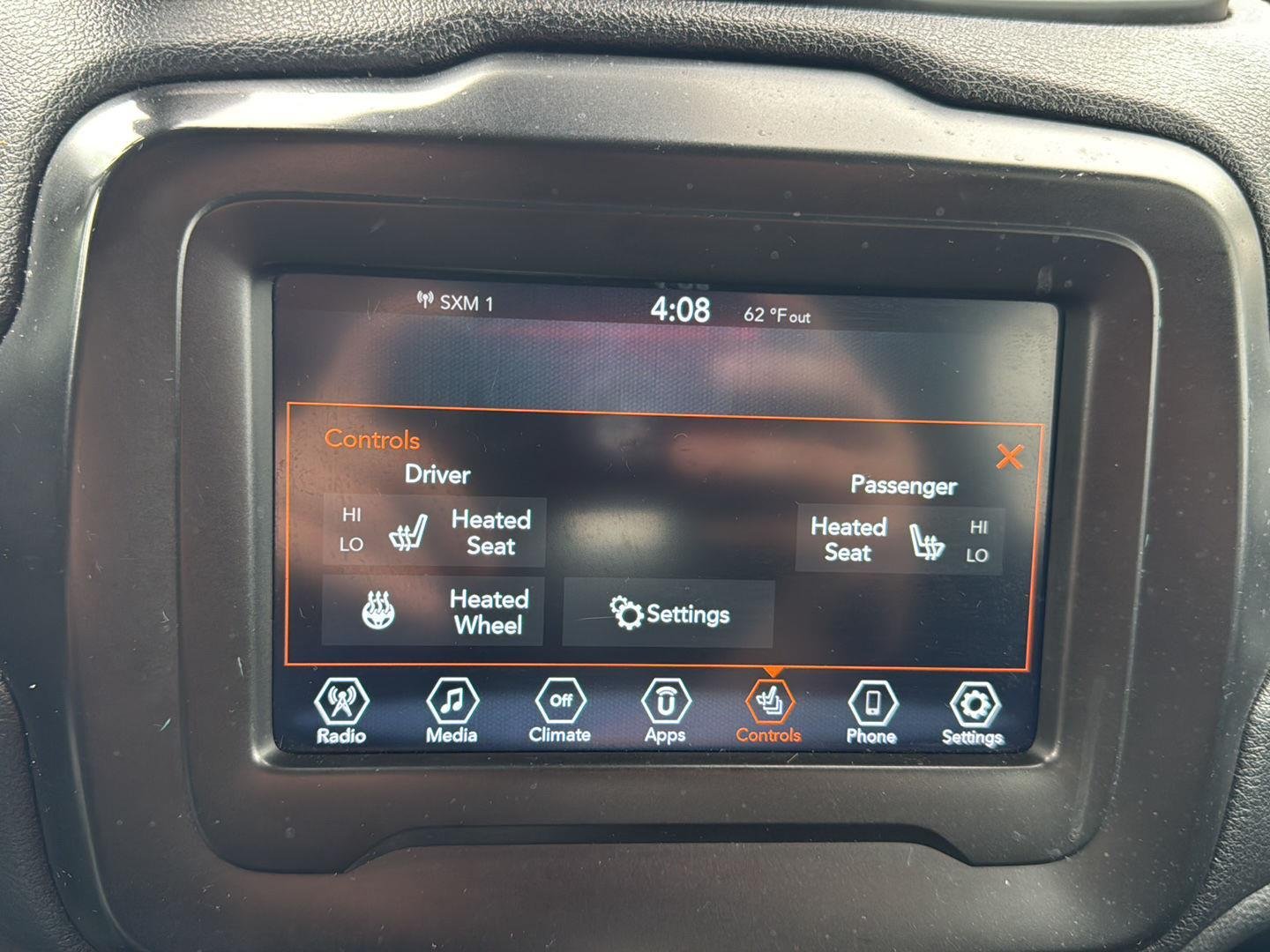 Used 2021  Jeep Latitude image 11