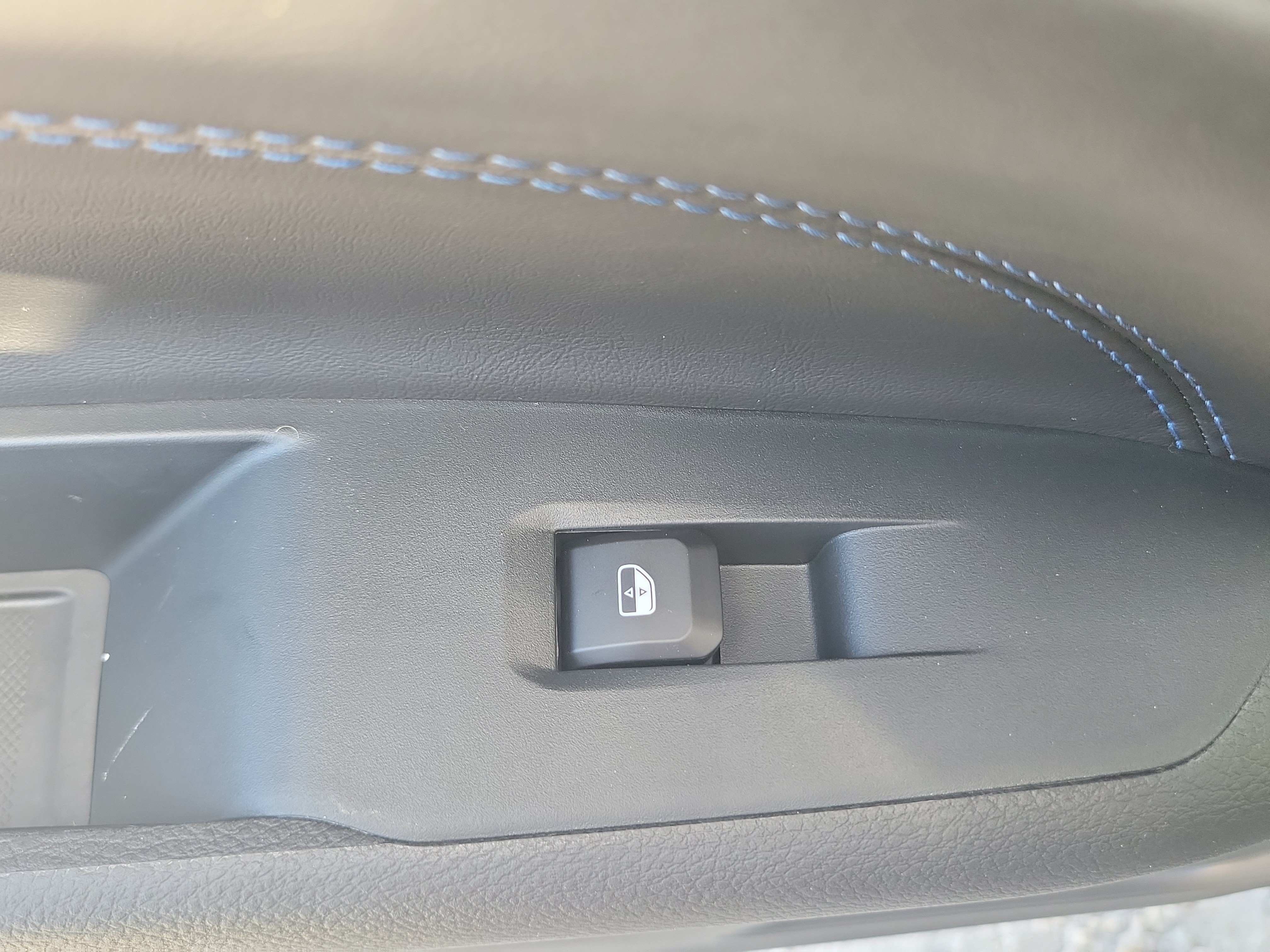 New 2026 Fathom Blue Pearl Coat Jeep Latitude Altitude image 13