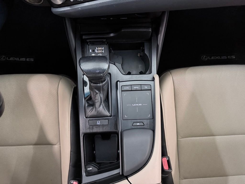 Used 2021 White Lexus 350 image 28