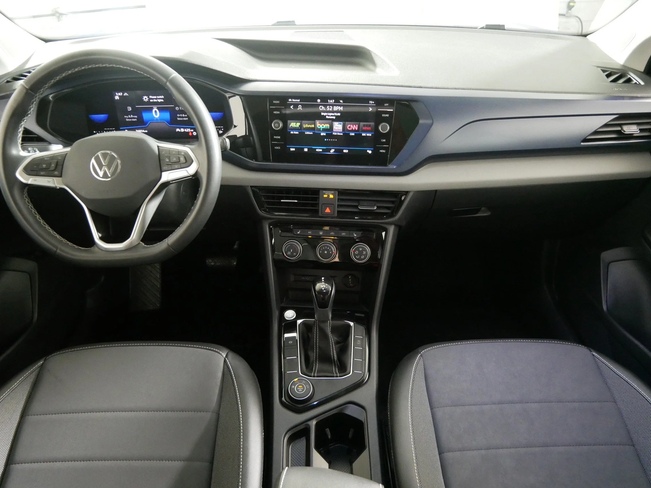 Certified Used 2023 Dusk Blue Metallic Volkswagen SE image 10