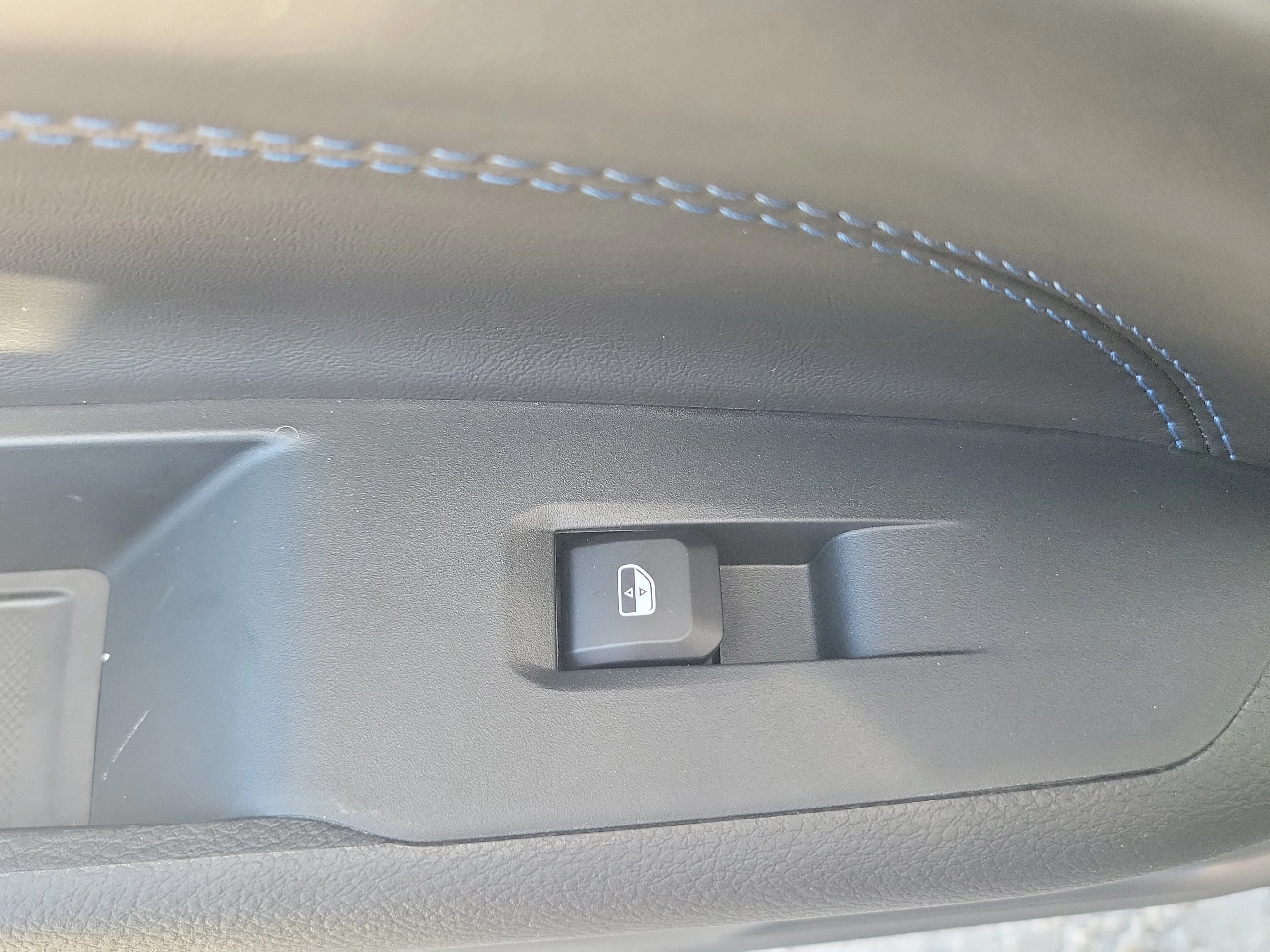 New 2026 Fathom Blue Pearl Coat Jeep Latitude Altitude image 13