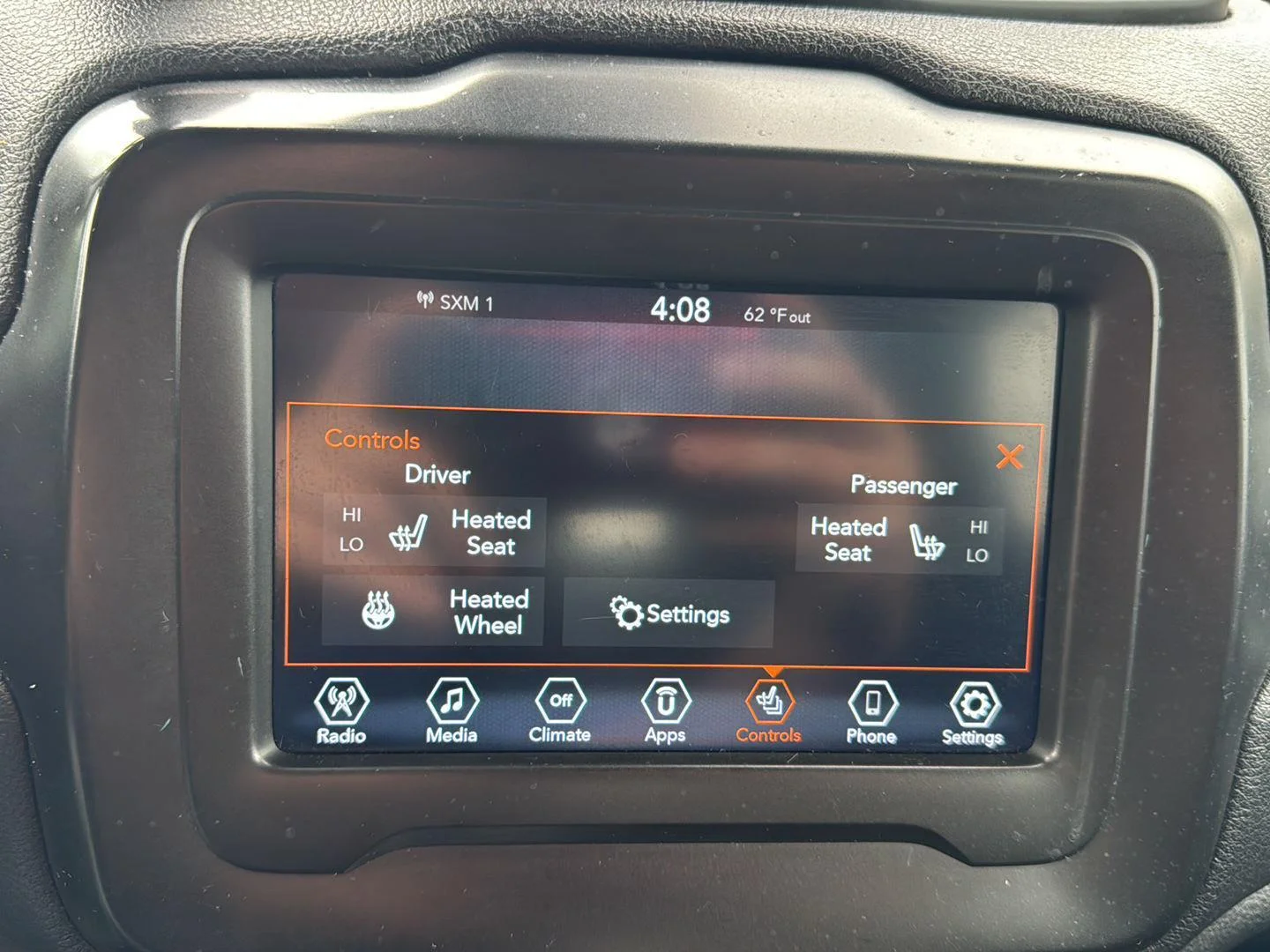 Used 2021  Jeep Latitude image 11