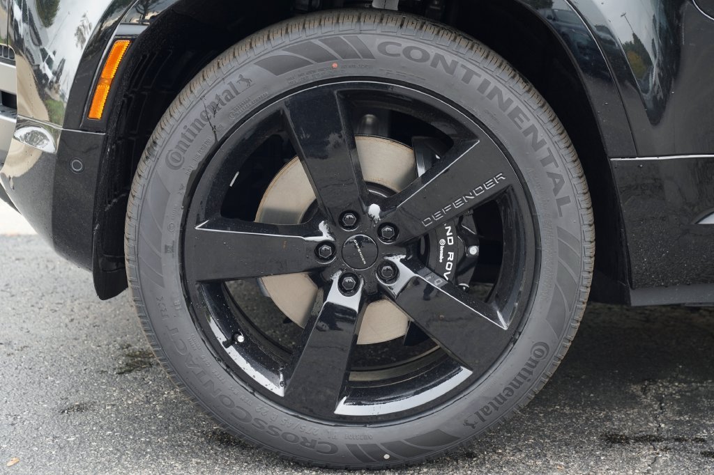 New 2026 Santorini Black Land Rover V8 image 8
