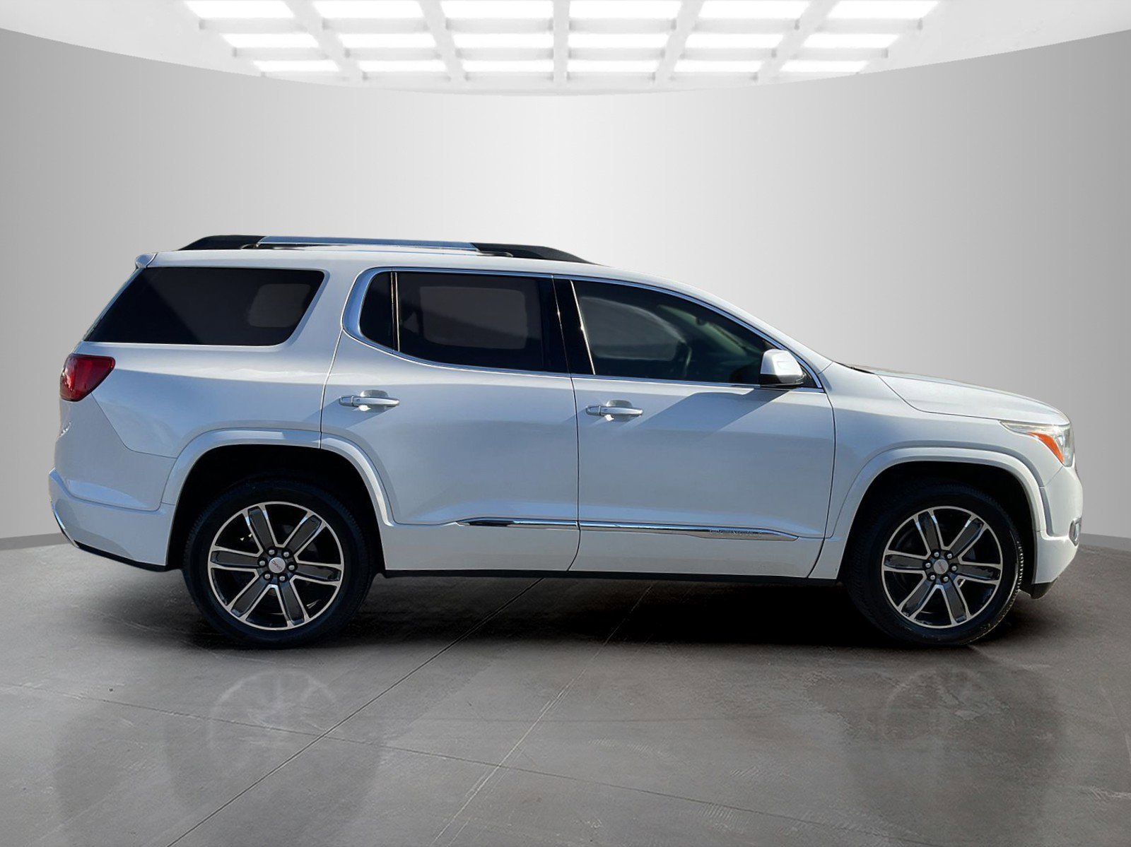 Used 2017 White Frost Tricoat GMC Denali image 6