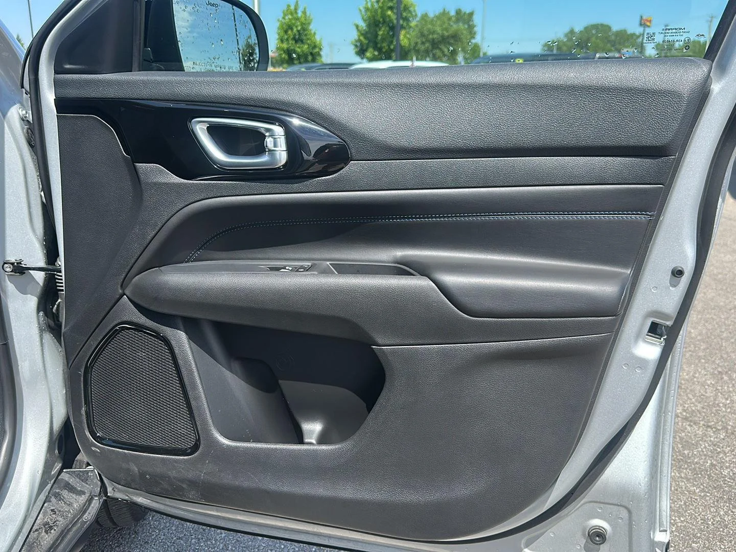 New 2026 Silver Zynith Metallic Clearcoat Jeep Latitude Altitude image 29