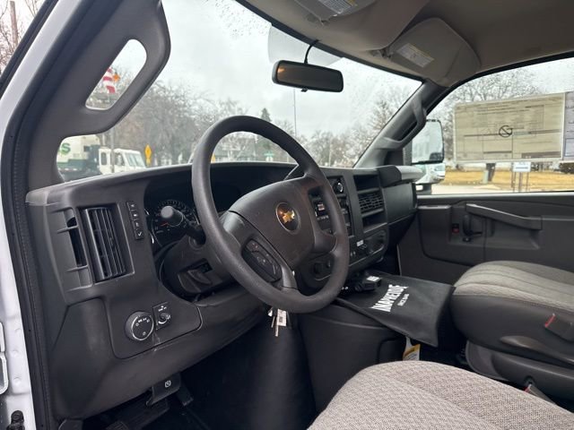New 2025 Summit White Chevrolet 1WT image 19