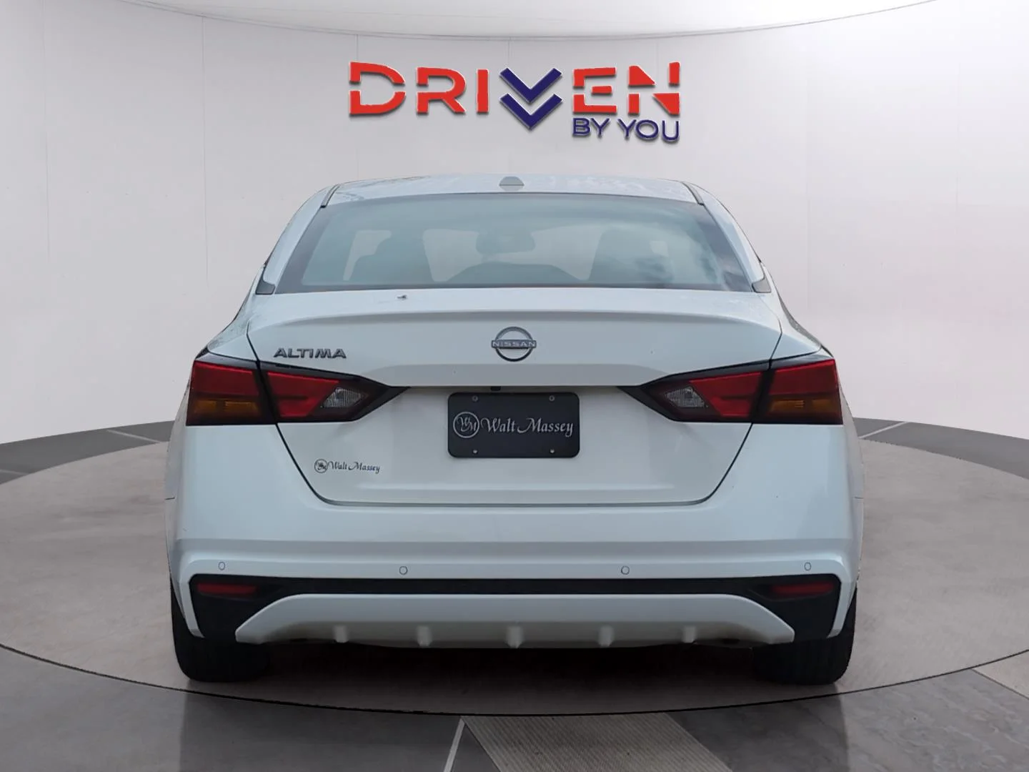 Used 2025 Glacier White Nissan SV image 4