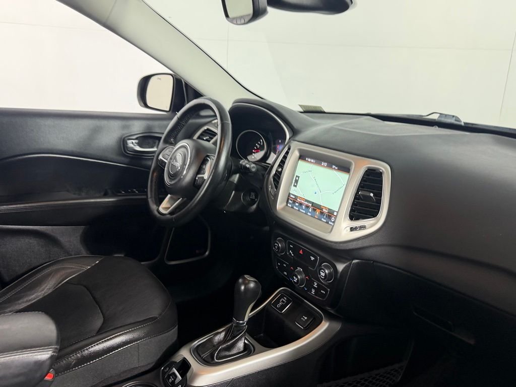 Used 2019 Silver Jeep Limited image 31