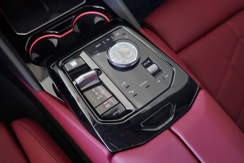 New 2027 Black Sapphire Metallic BMW 550e xDrive image 32
