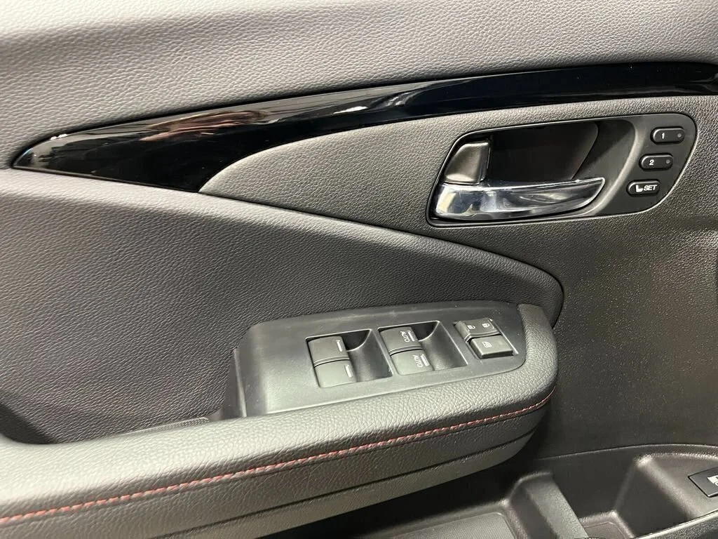 New 2026 Platinum White Pearl Honda Black Edition Two-Tone image 14