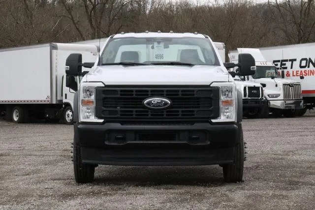 New 2025 Oxford White Ford F-550® XL image 28