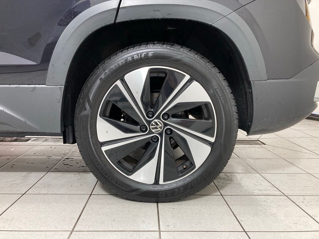 Used 2025  Volkswagen SE image 25