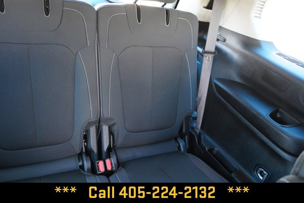 Used 2023  Jeep Laredo image 26