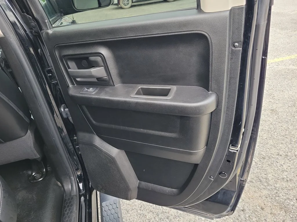 Used 2022 Diamond Black Ram Tradesman image 32