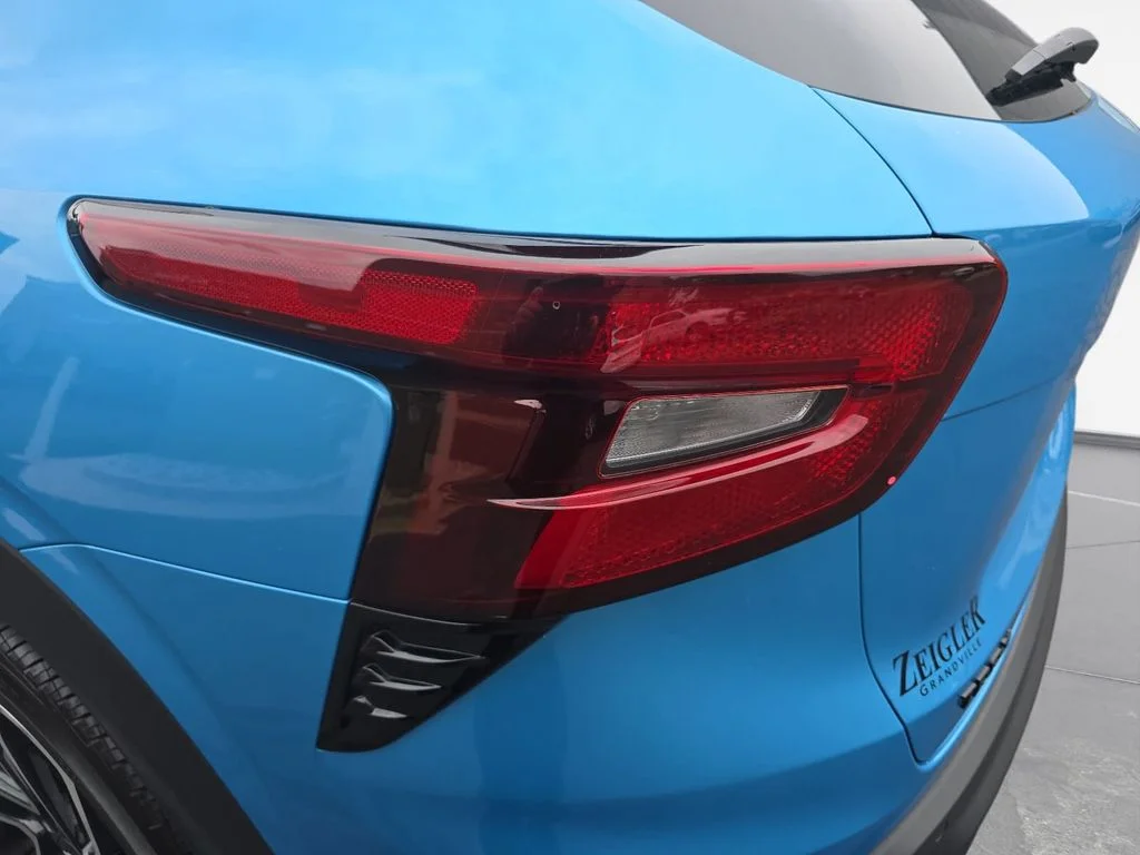 Used 2025 Blue Chevrolet 2RS image 33