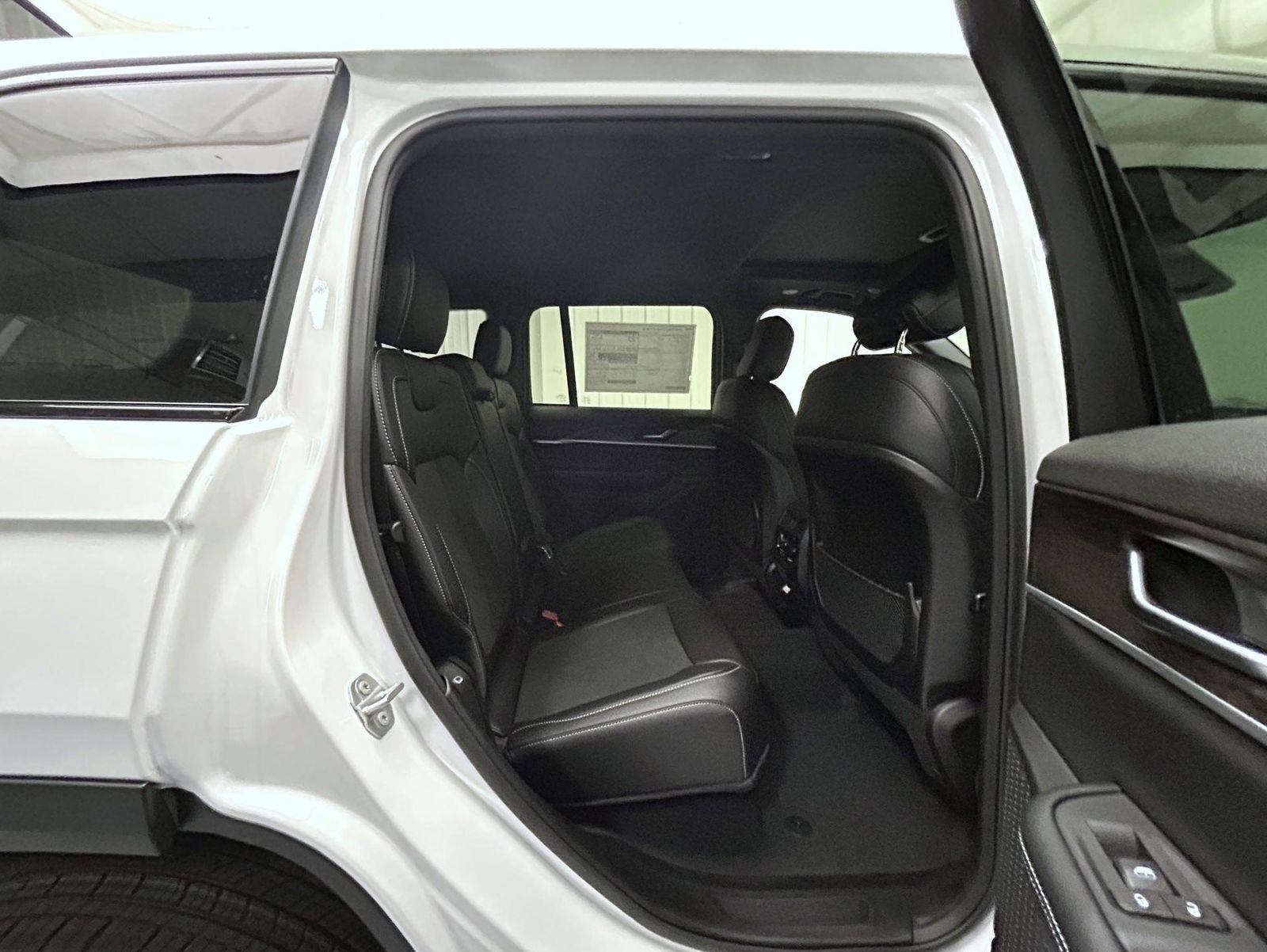 New 2026 Bright White Clear-Coat Exterior Paint Jeep Altitude image 18