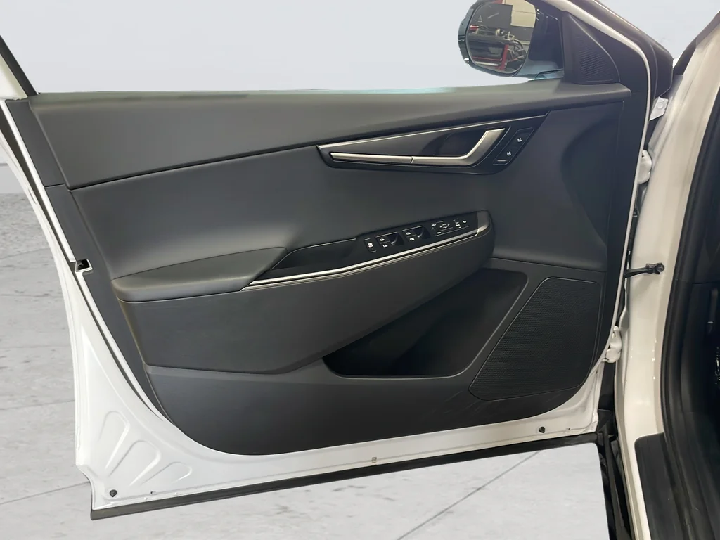Certified Used 2025 White Kia Wind image 23