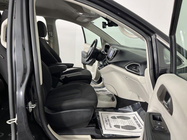 Certified Used 2023 Brilliant Black Crystal Pearlcoat Chrysler LX image 33