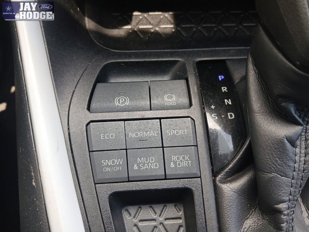Used 2021 White Toyota XLE image 27