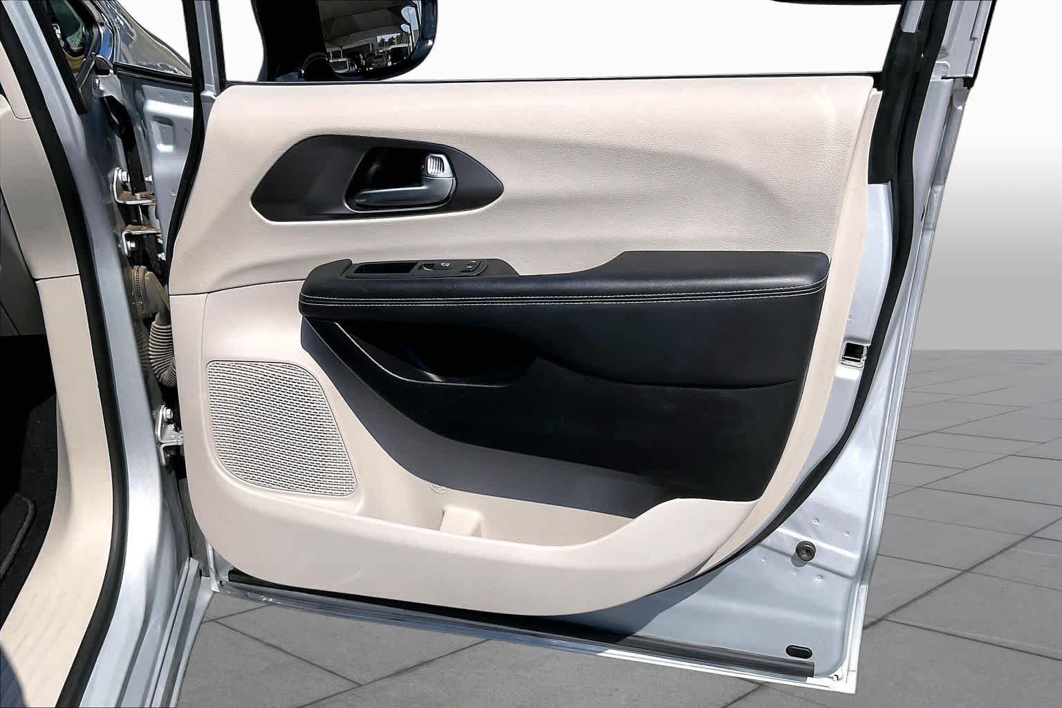 Used 2024 Silver Mist Clearcoat Chrysler Touring L image 22