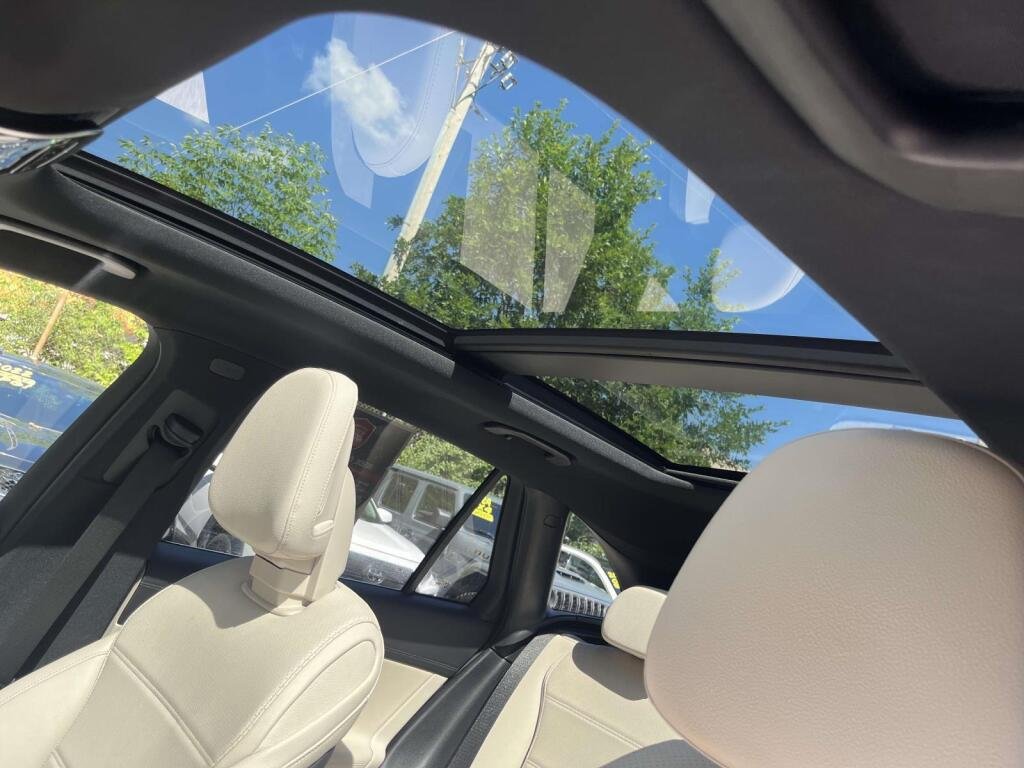Used 2023 Selenite Grey Metallic Mercedes-Benz GLC 300 image 4