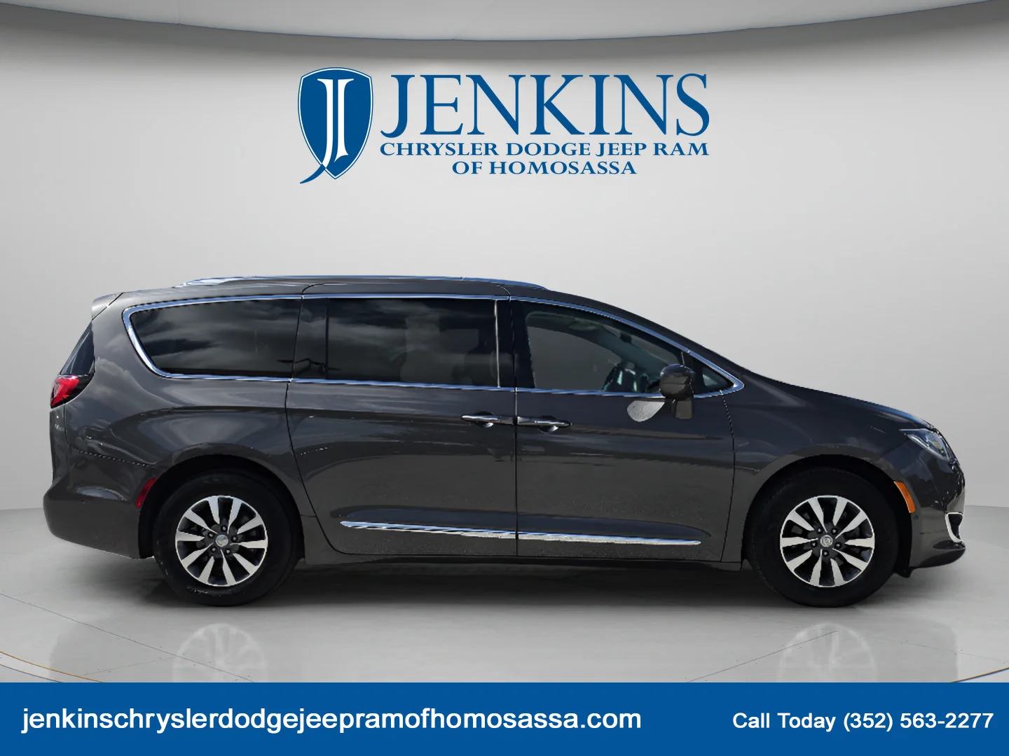 Used 2020 Granite Crystal Metallic Clearcoat Chrysler Touring L Plus image 3