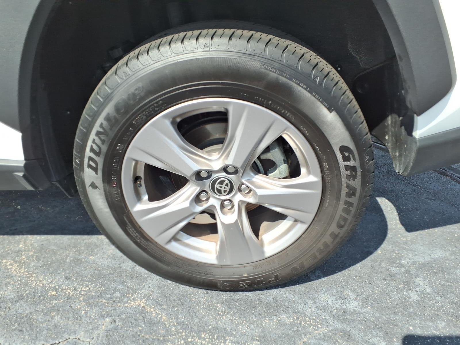 Used 2025 Ice Cap Toyota XLE image 12