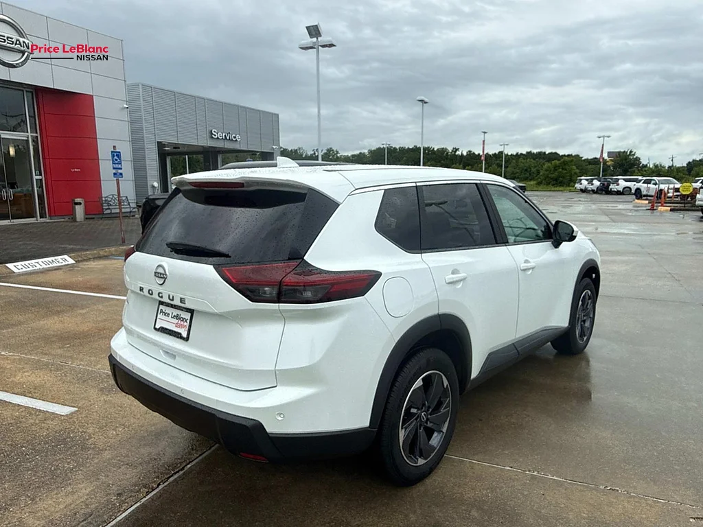 Certified Used 2025 Everest White Pearl Nissan SV image 7