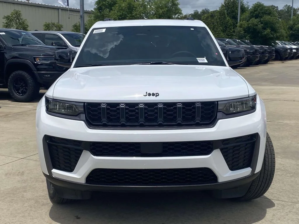 New 2026 Bright White Clear-Coat Exterior Paint Jeep Laredo Altitude image 2