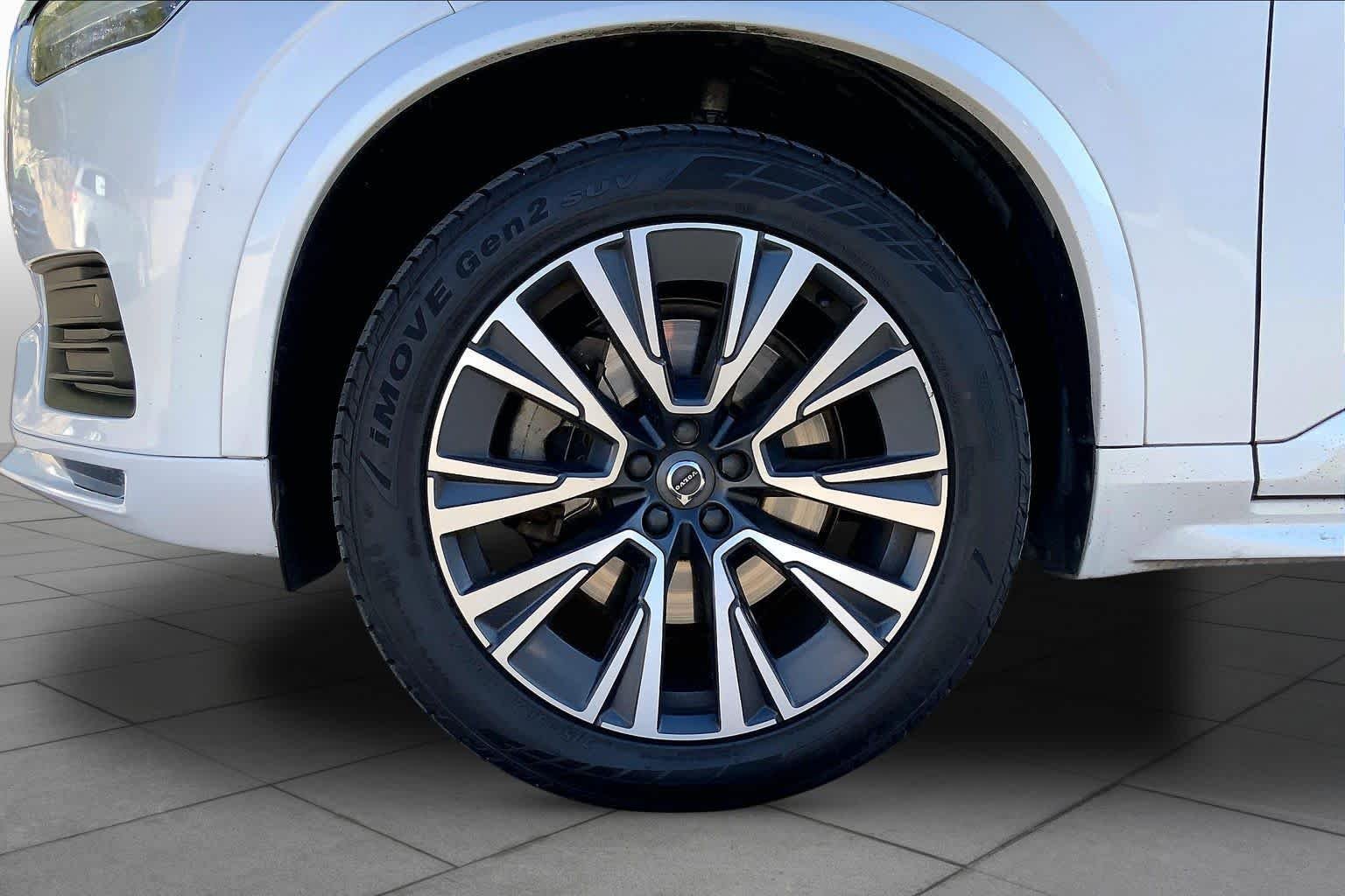 Used 2022 Crystal White Metallic Volvo Momentum image 9