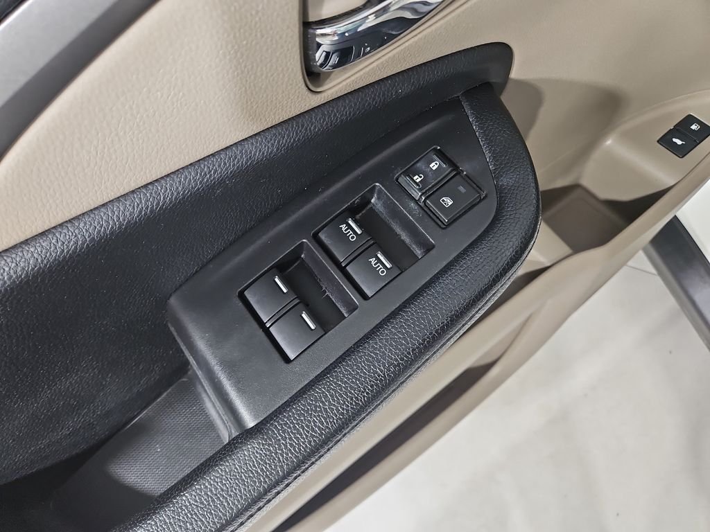 Used 2017 White Honda EX-L image 11