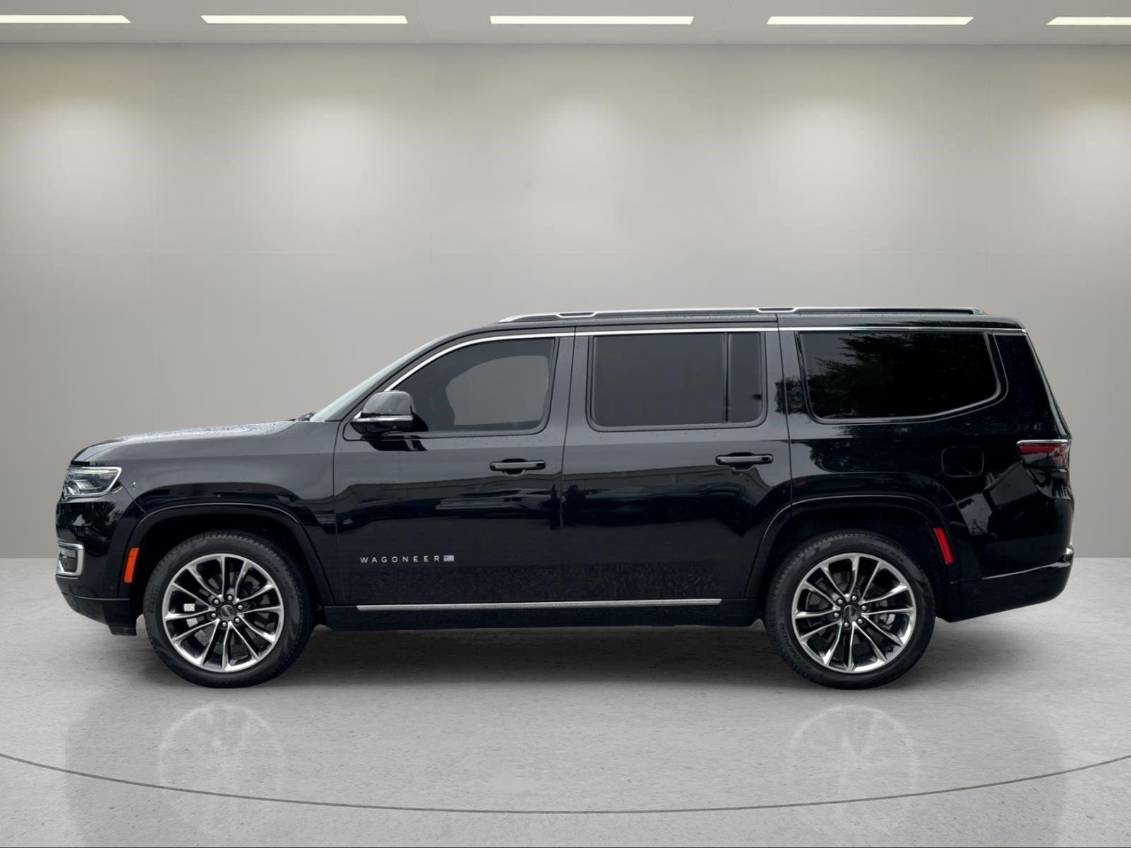 Used 2023 Diamond Black Crystal Pearlcoat Jeep Series III image 2