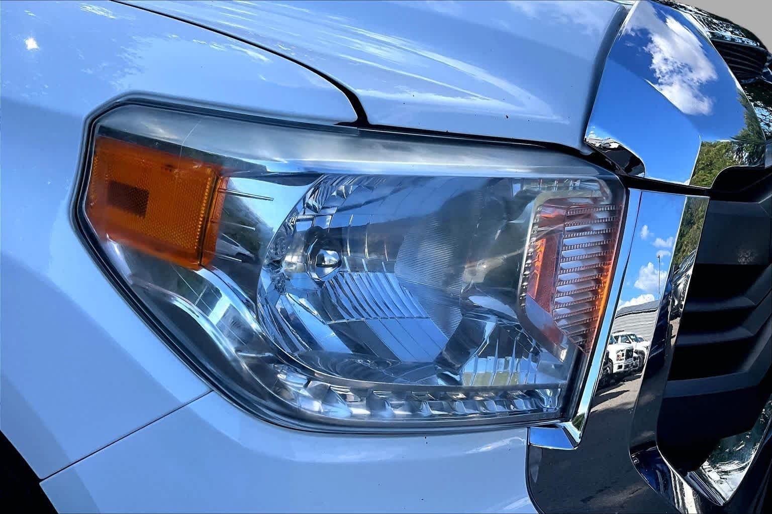 Used 2015 Super White Toyota SR5 image 24
