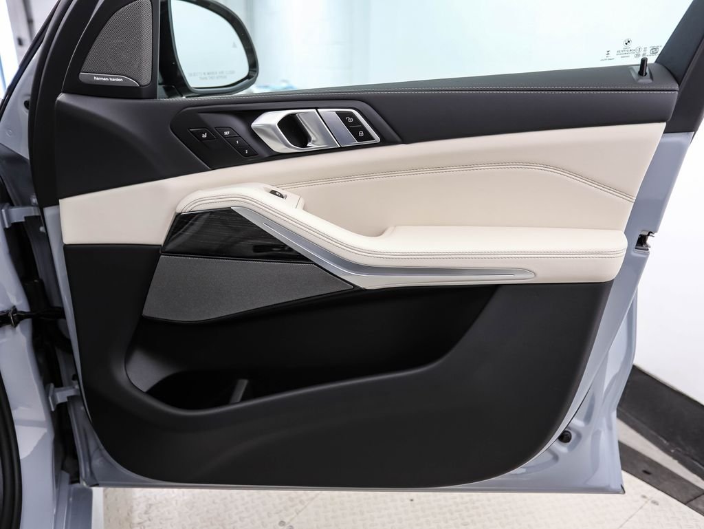 New 2026 Gray Metallic BMW xDrive50e image 29
