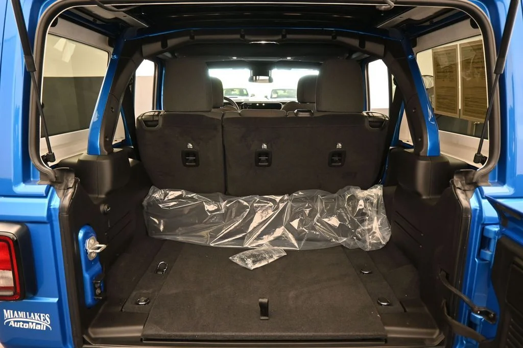 Used 2025 Hydro Blue Pearl Coat Jeep Sport S image 31