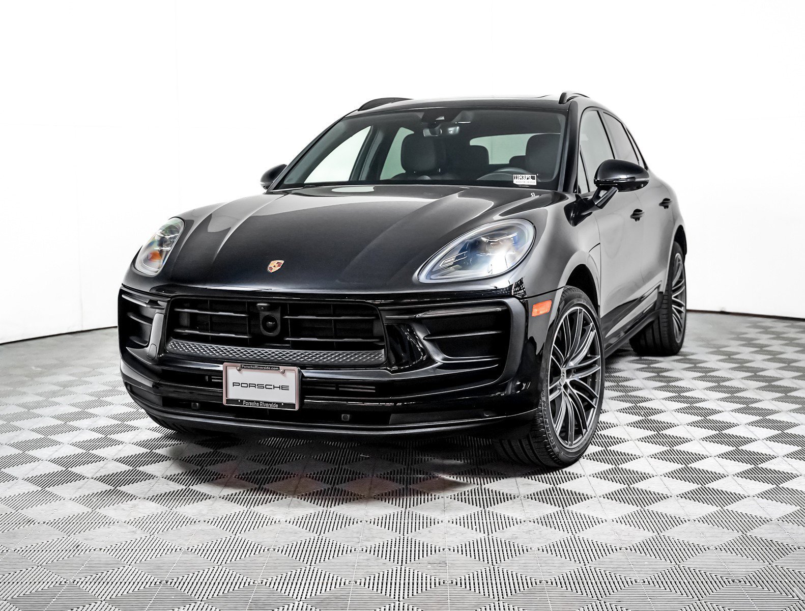 2025 Porsche Macan's photo
