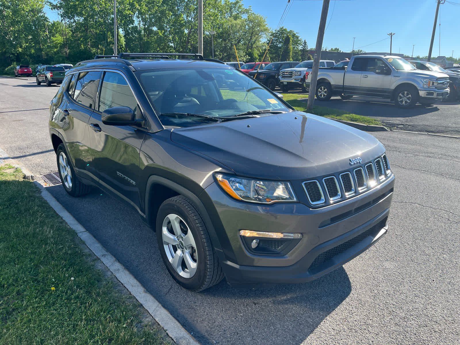 Used 2019 Granite Crystal Metallic Clearcoat Jeep Latitude image 2