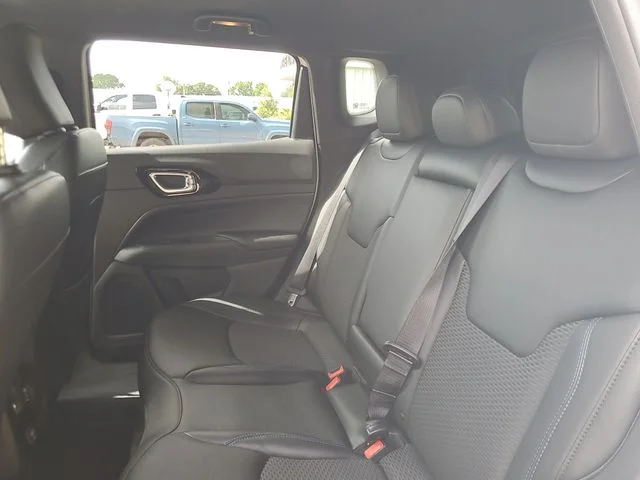 New 2026 Bright White Clear-Coat Exterior Paint Jeep Latitude image 8